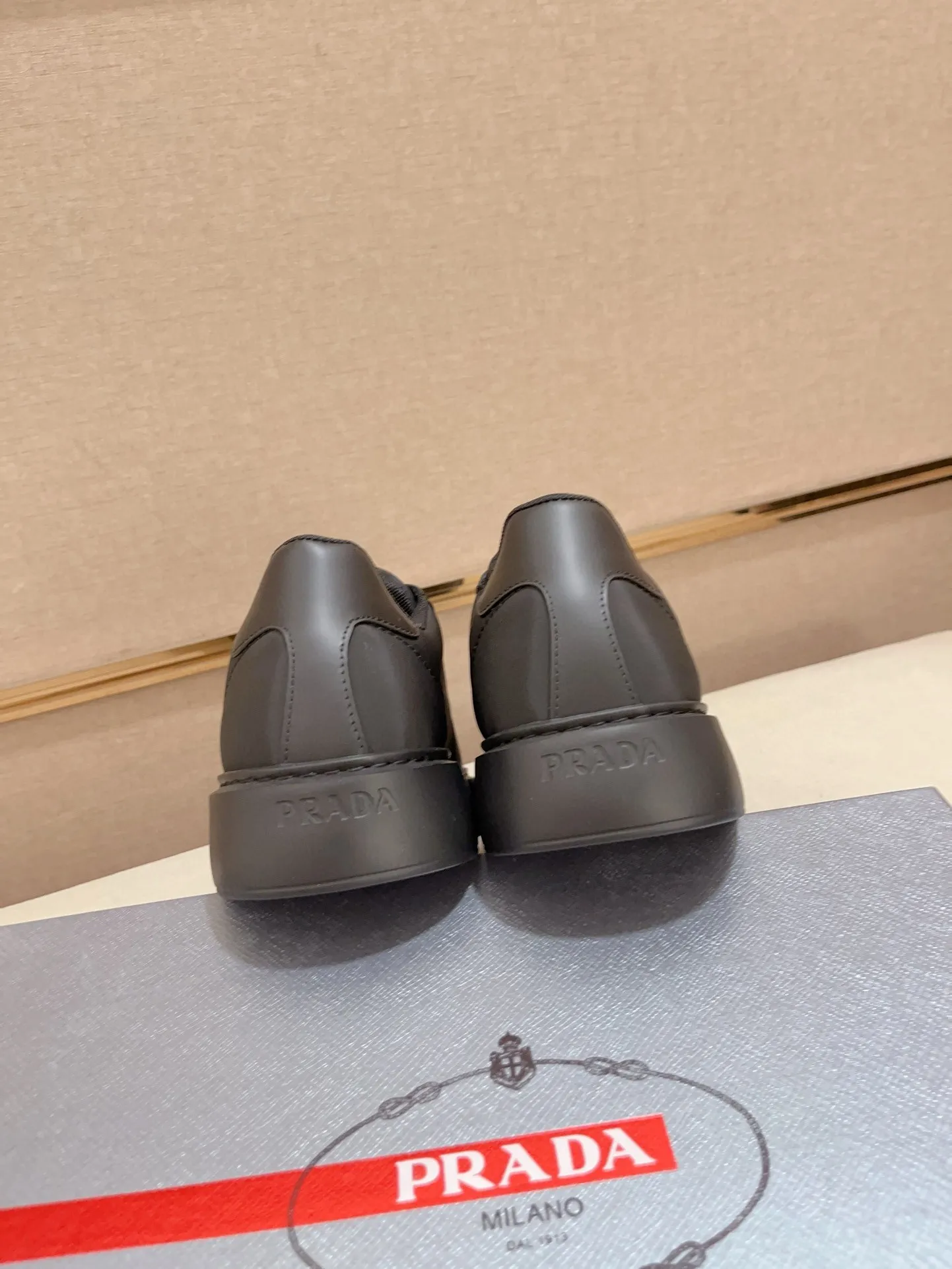 Factory price 580💰 ✔️✔️✔️High version High-quality new Prada (Prada) counters are on the market at the same time. The new men's shoes and 😘fabrics are selected from first-layer cowhide and are made by pure handicrafts. Lining: Full cowhide lining. 👍🏿 High-end ☄️ air-cushion molded anti-slip rubber outsole, exquisite lines, simple and elegant, comfortable and high-end for leisure travel. Code number: 38 to 44 (45 can be customized)